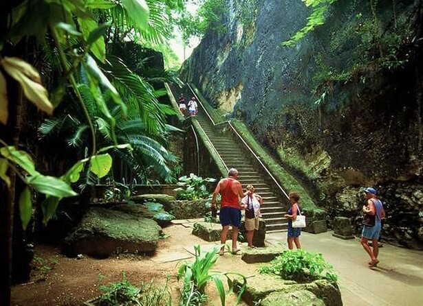 nassau-city-tour-queens-stairs